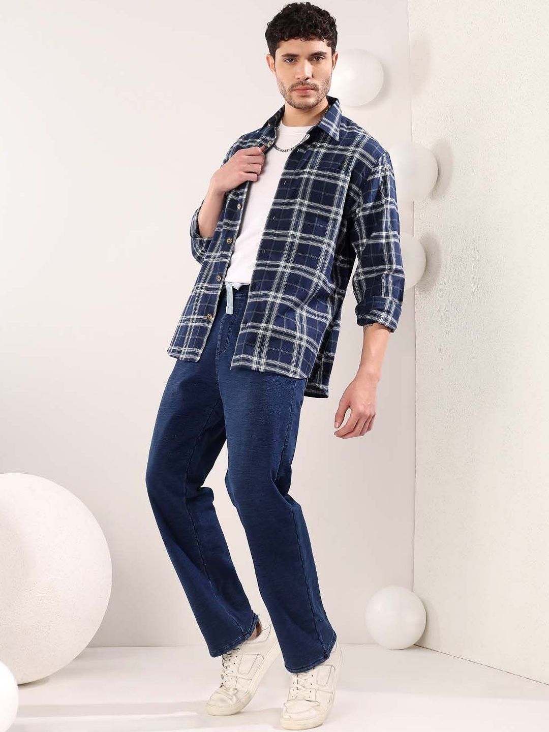 Men Straight Fit Mid-Rise Jeans