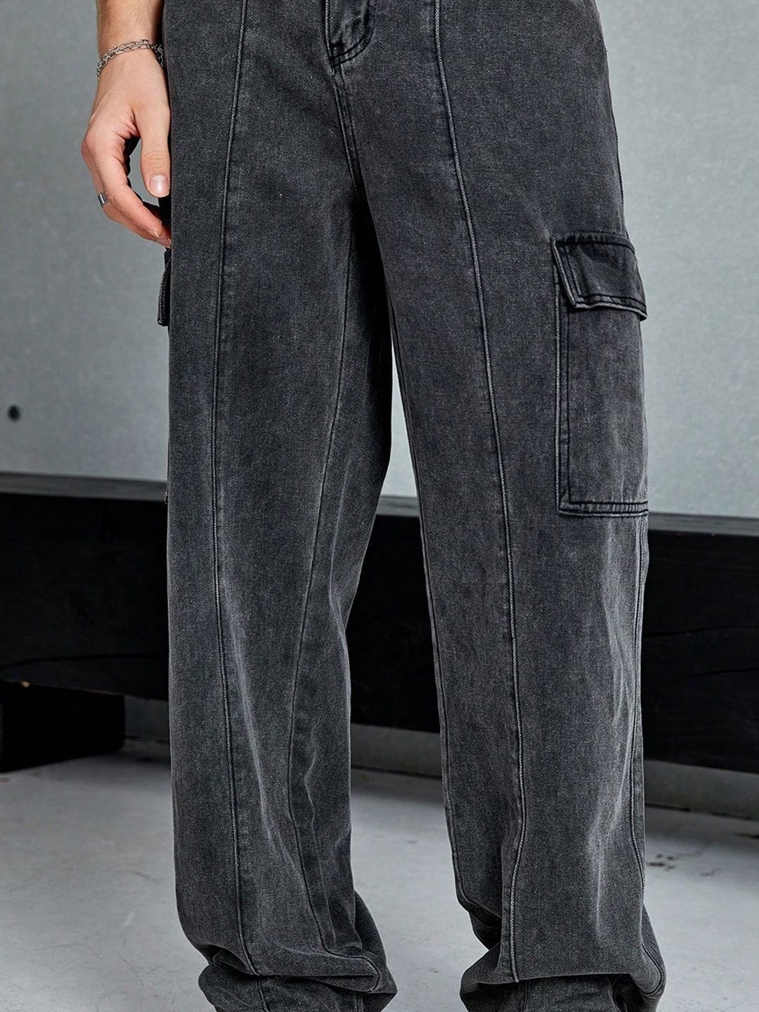 Men Relaxed Fit Mid-Rise Light Fade Clean Look Cargo Style Cotton Jeans