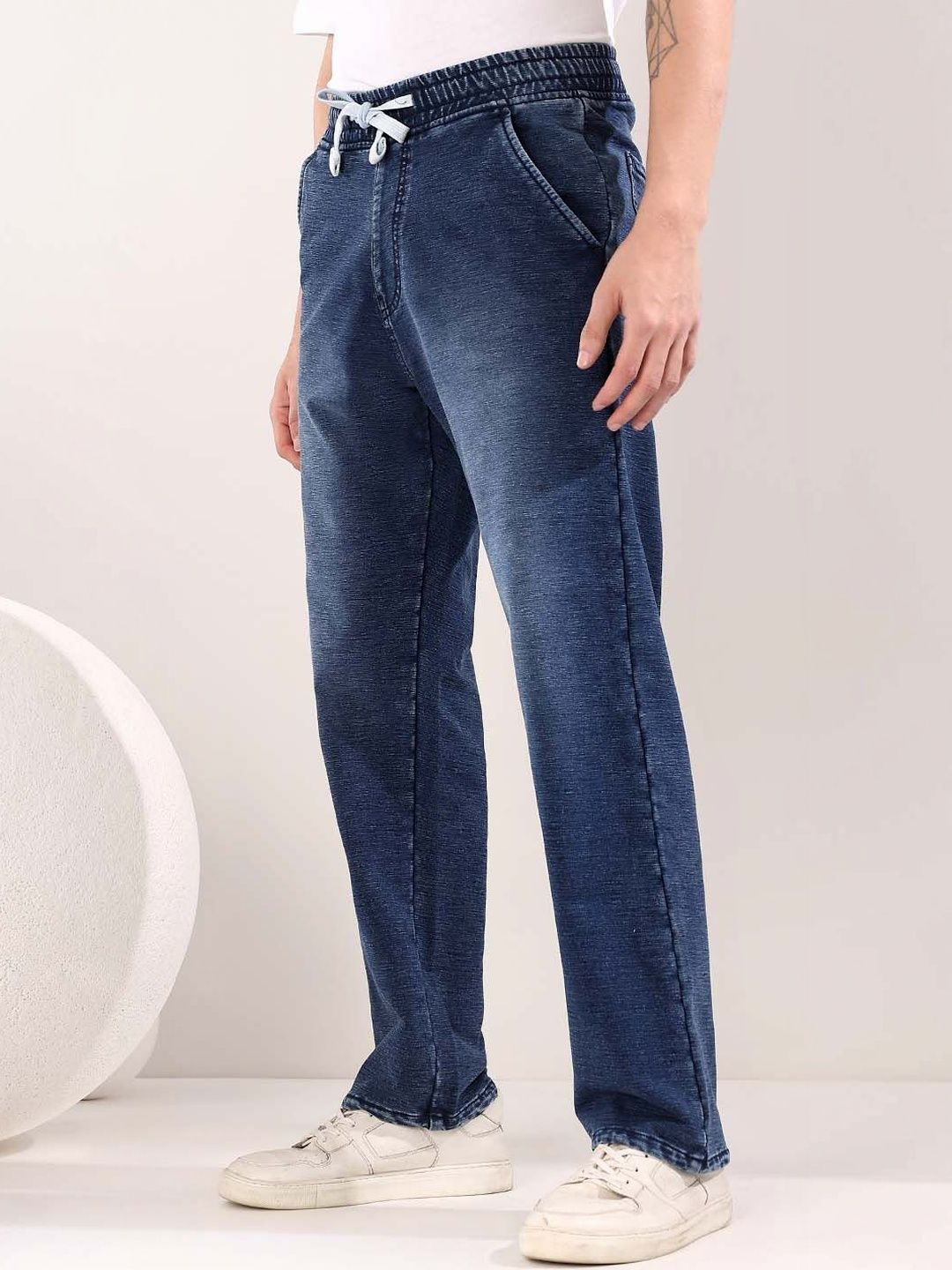 Men Straight Fit Mid-Rise Light Fade Jeans
