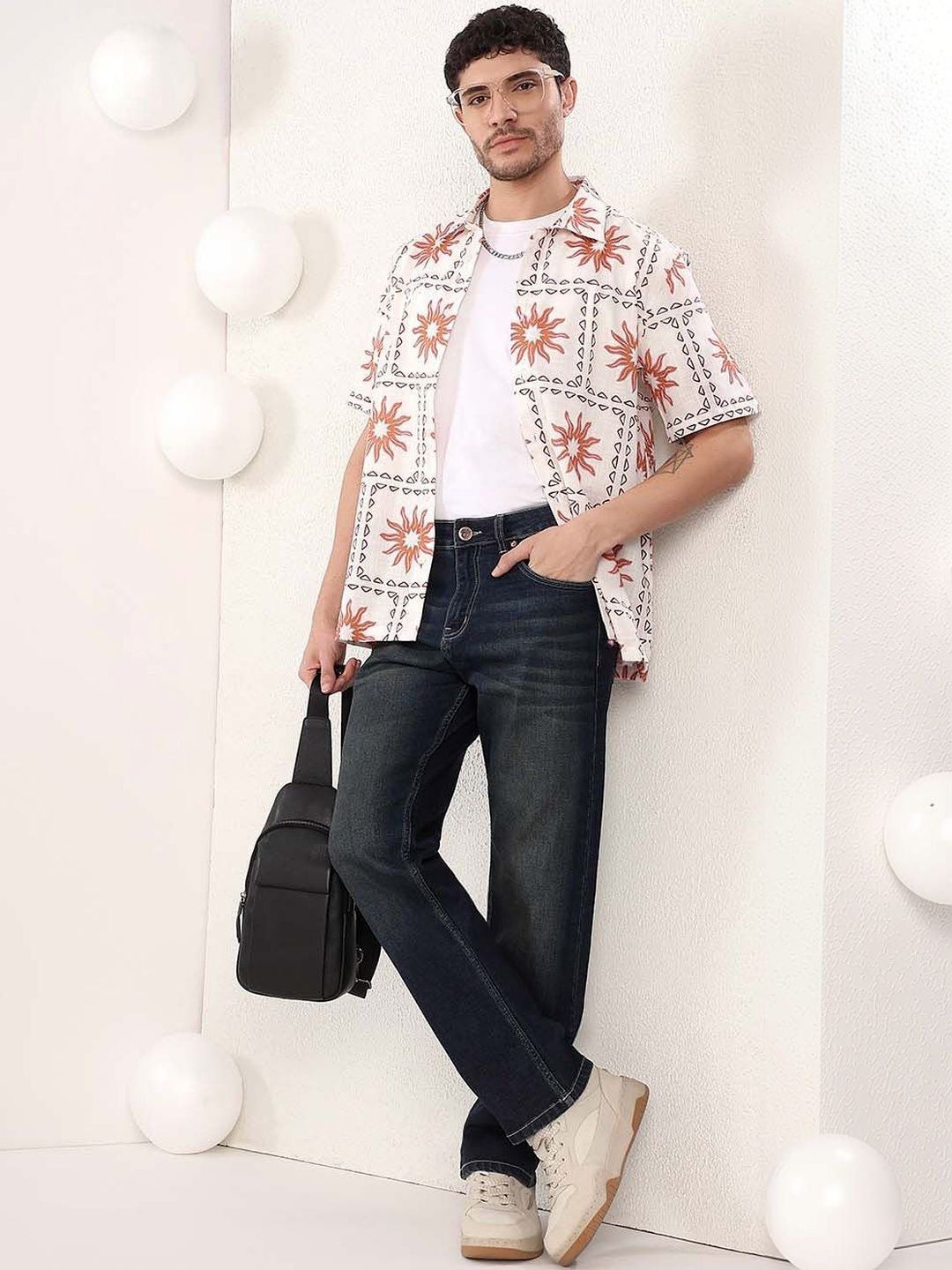 Men Straight Fit Mid-Rise Light Fade Jeans