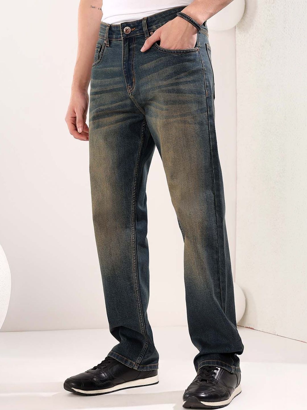 Men Straight Fit Mid-Rise Heavy Fade Jeans