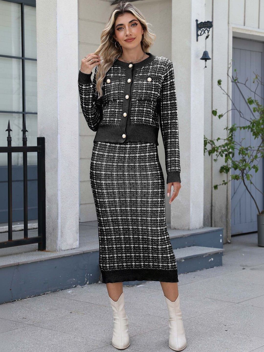 Skirt in Black - Nowi Korean Fashion