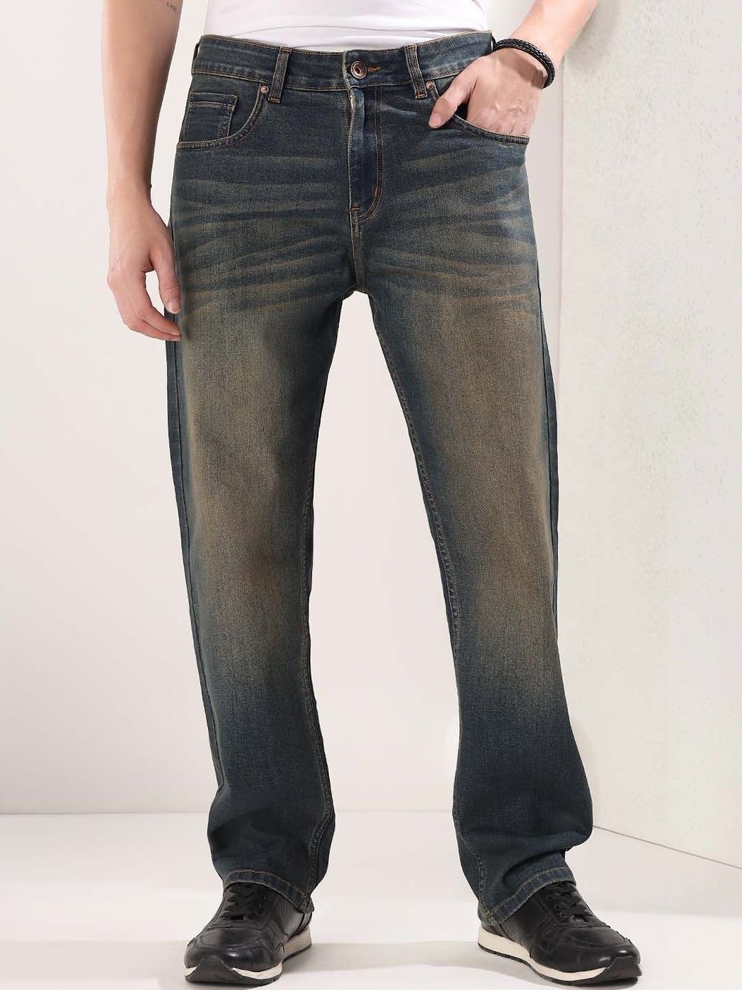 Men Straight Fit Mid-Rise Heavy Fade Jeans