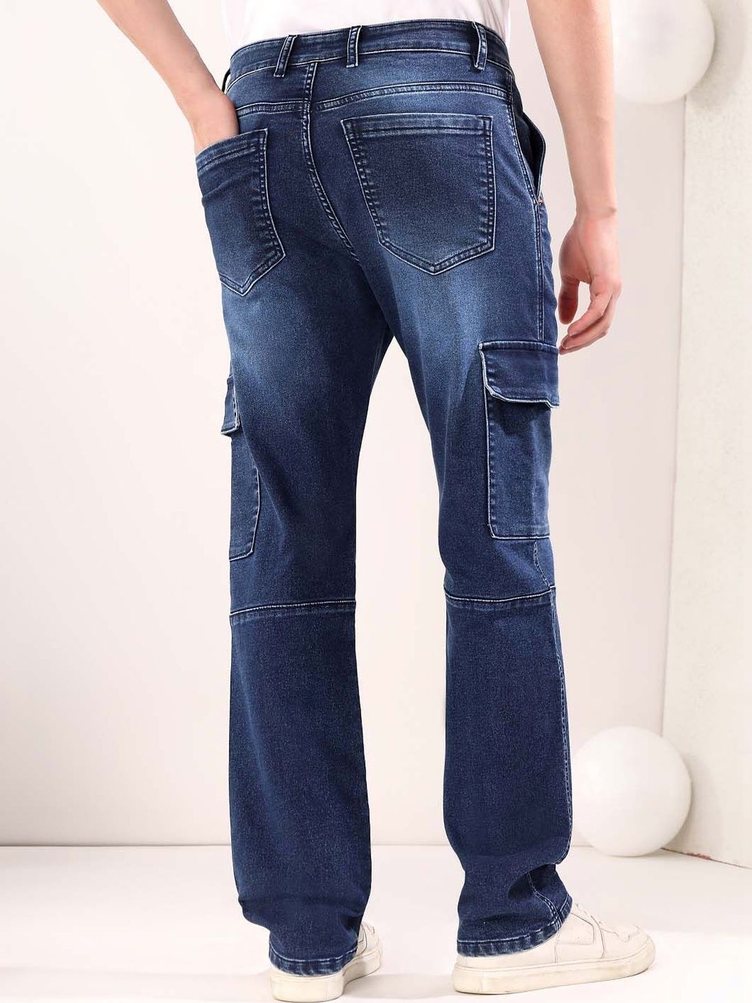 Men Straight Fit Mid-Rise Light Fade Jeans