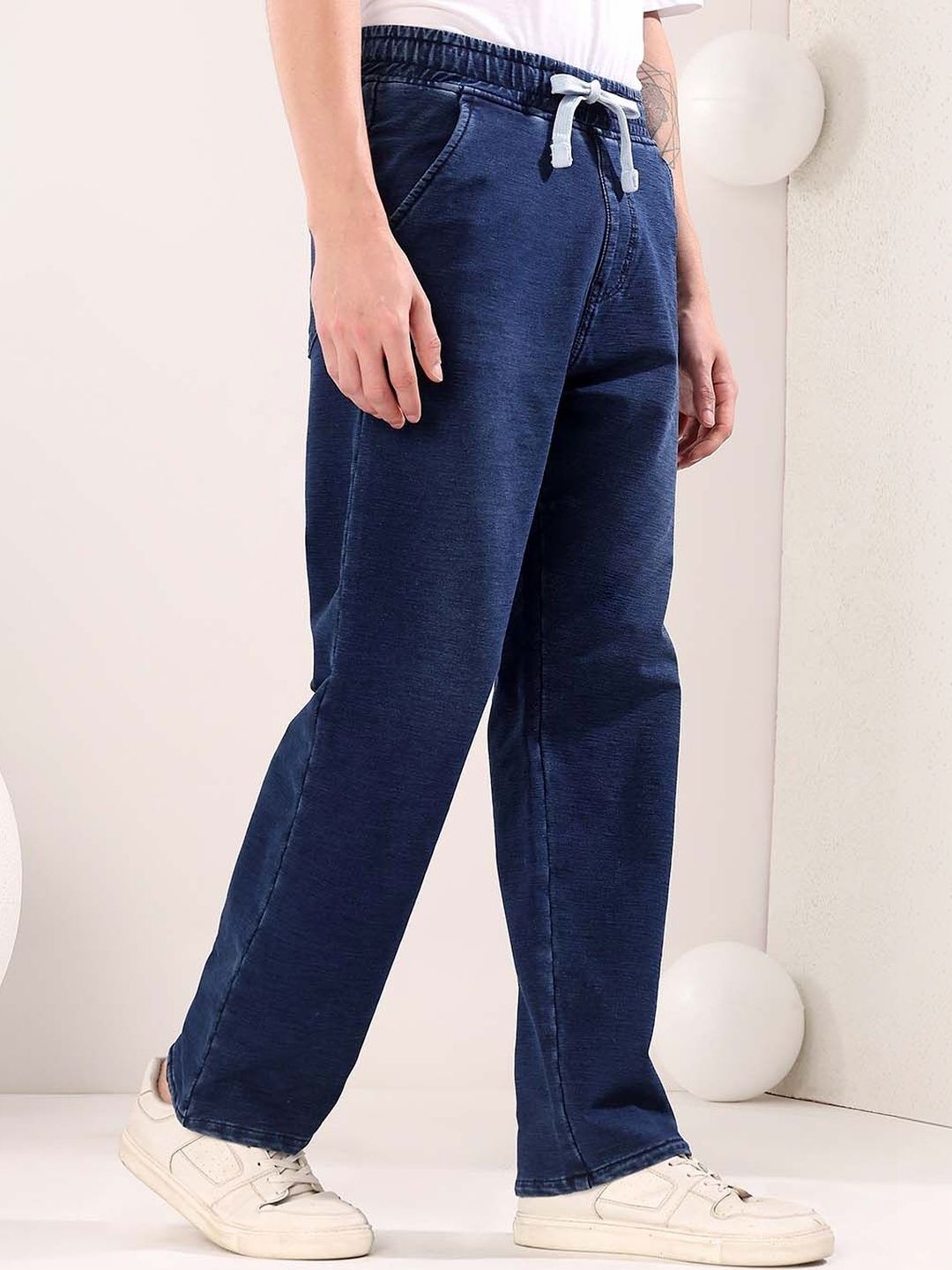 Men Straight Fit Mid-Rise Jeans