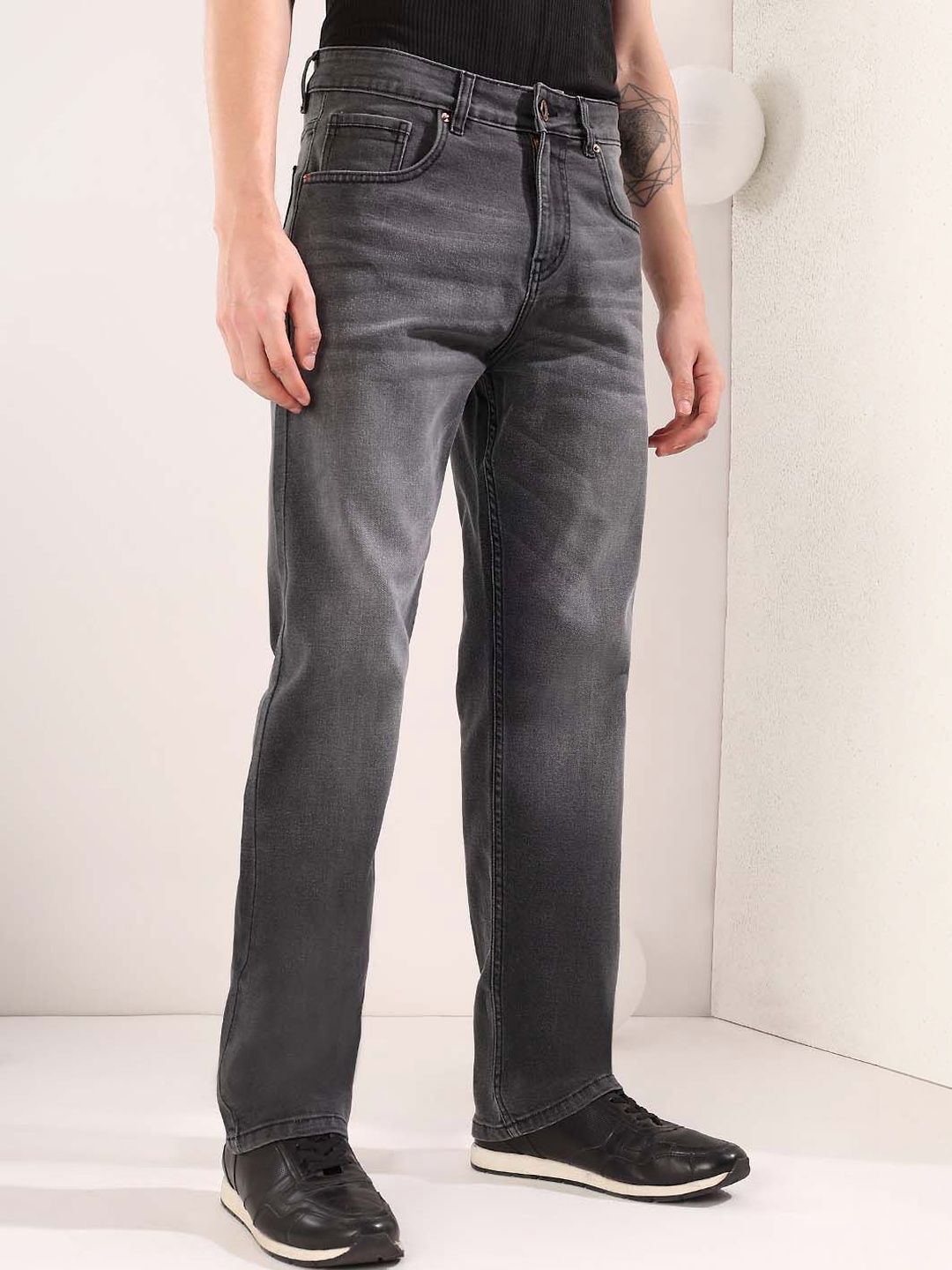 Men Straight Fit Mid-Rise Light Fade Jeans