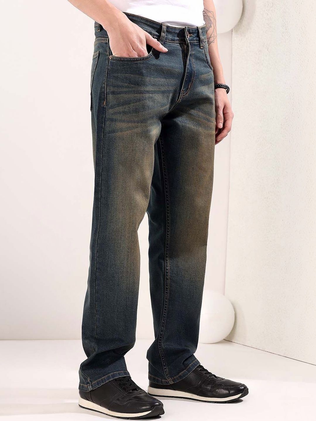 Men Straight Fit Mid-Rise Heavy Fade Jeans