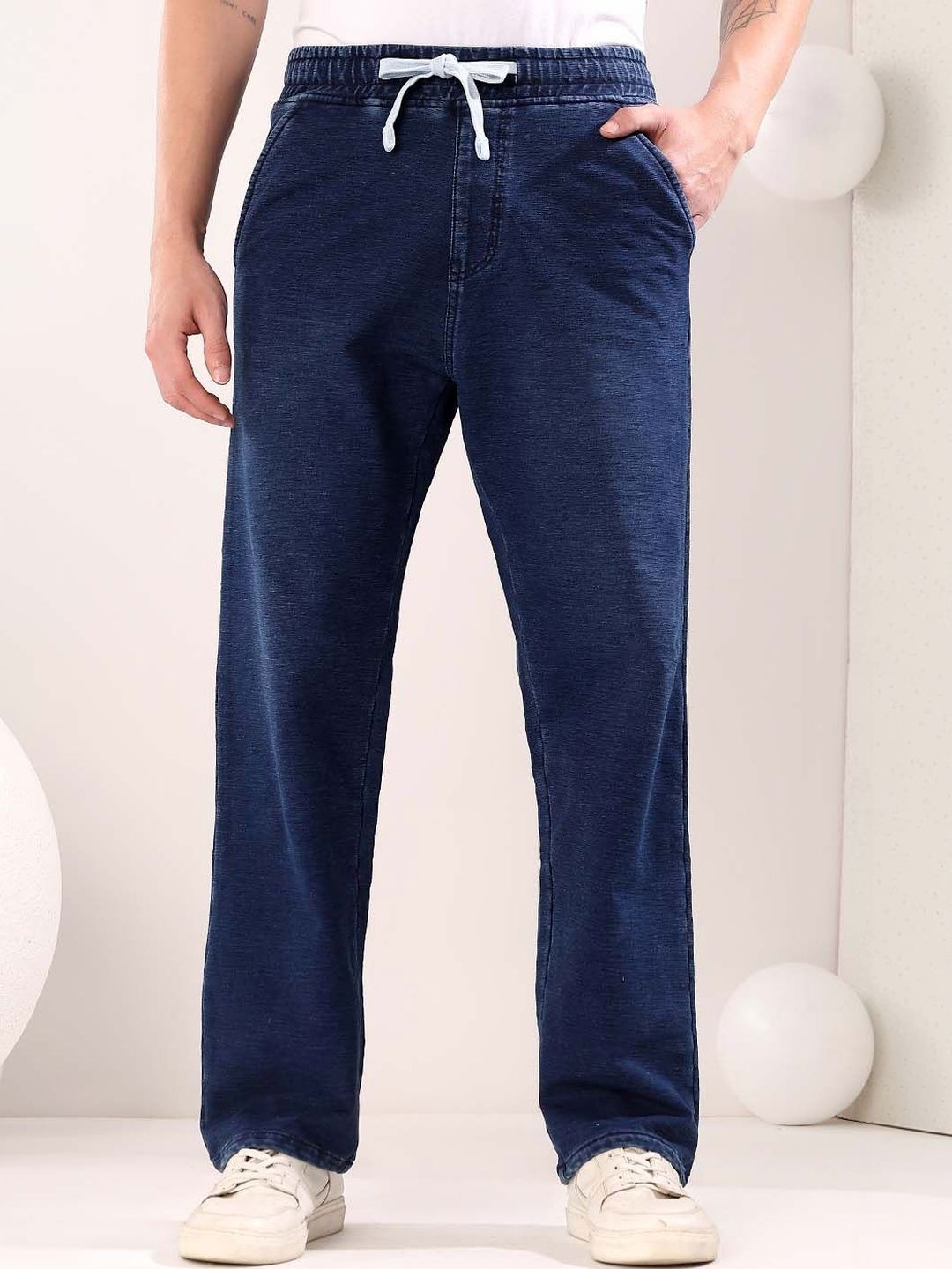 Men Straight Fit Mid-Rise Jeans