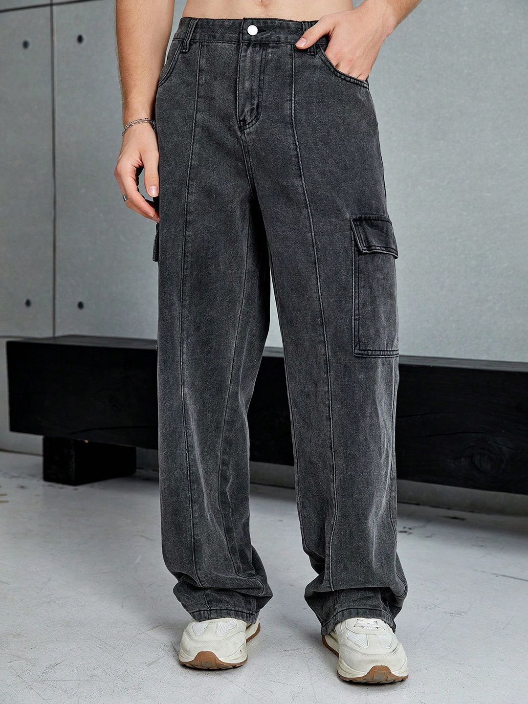 Men Relaxed Fit Mid-Rise Light Fade Clean Look Cargo Style Cotton Jeans