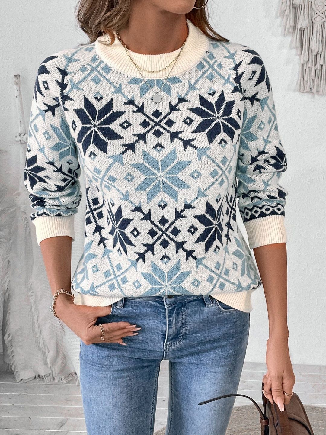 Women's White Printed Pullover Blend Regular Fit