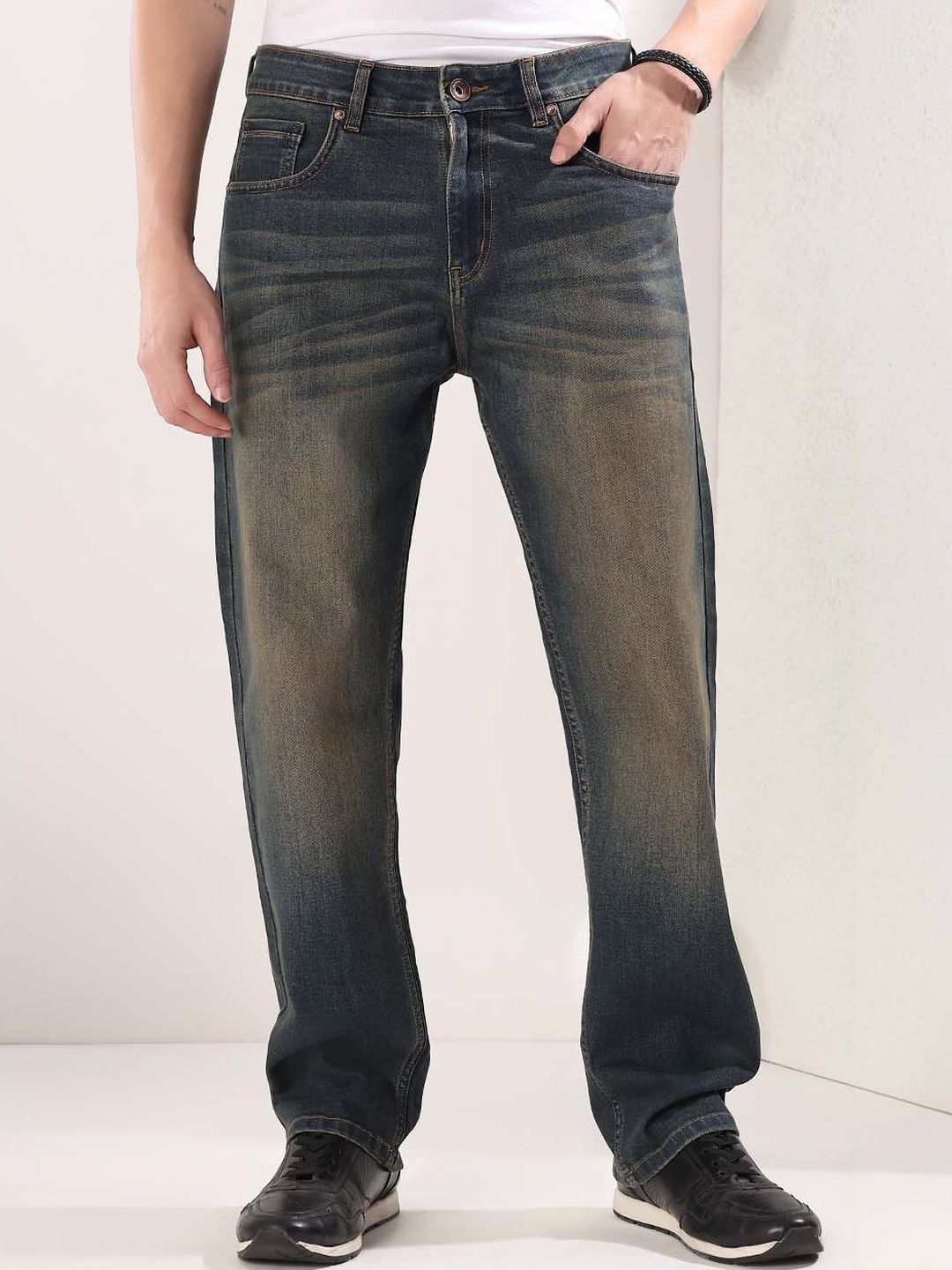 Men Straight Fit Mid-Rise Heavy Fade Jeans
