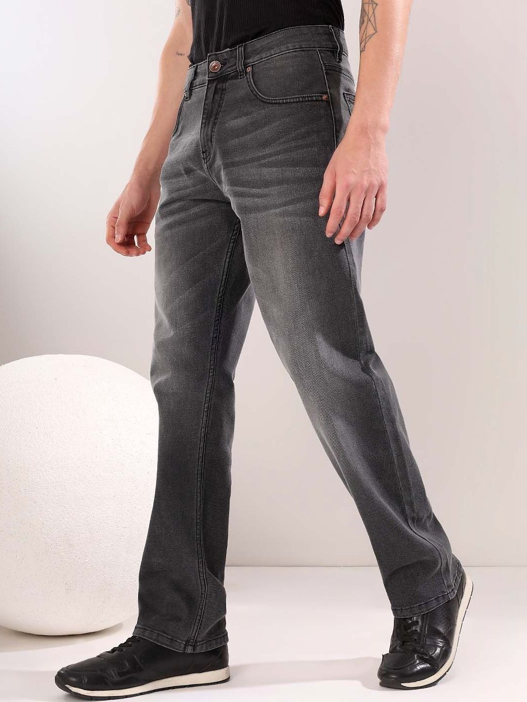 Men Straight Fit Mid-Rise Light Fade Jeans