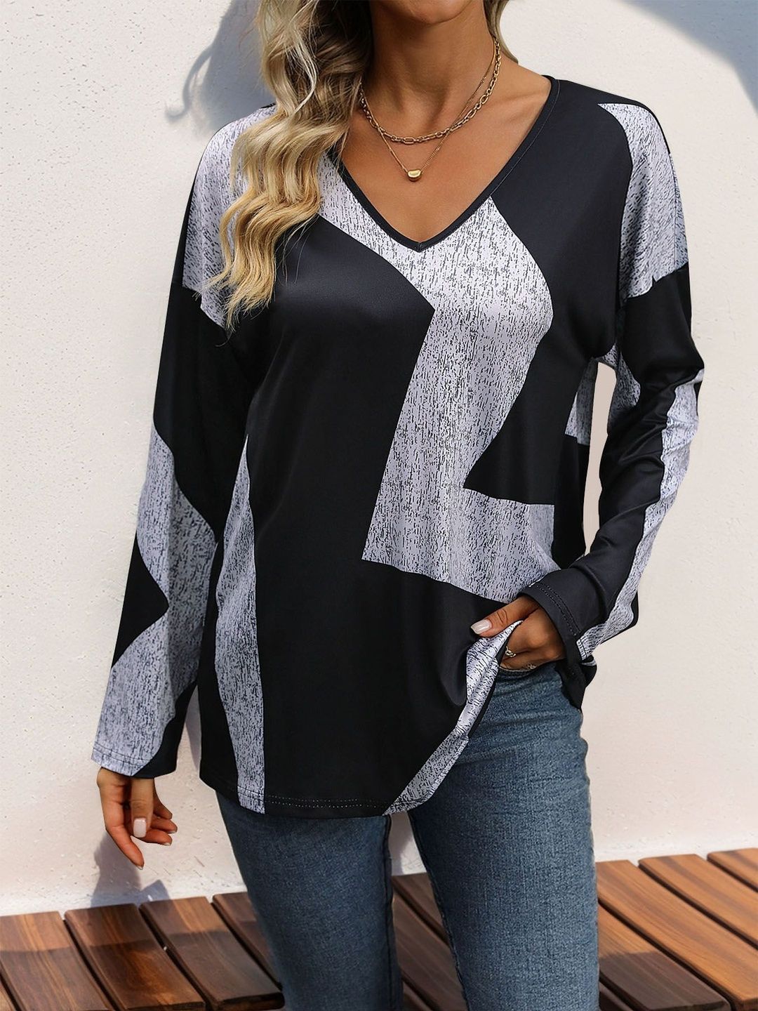 Printed V-Neck T-shirt in Black Cotton - Nowi Korean Fashion