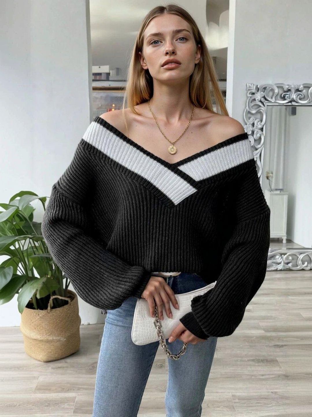 Colourblocked Pullover in Black acrylic - Nowi Korean Fashion