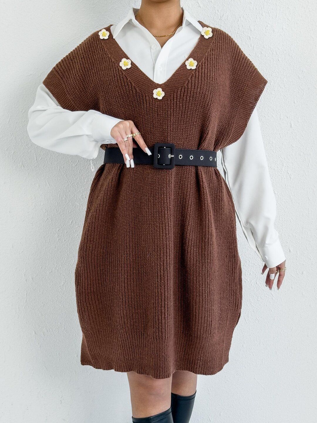 Women Ribbed Sweater Vest with Applique Detail