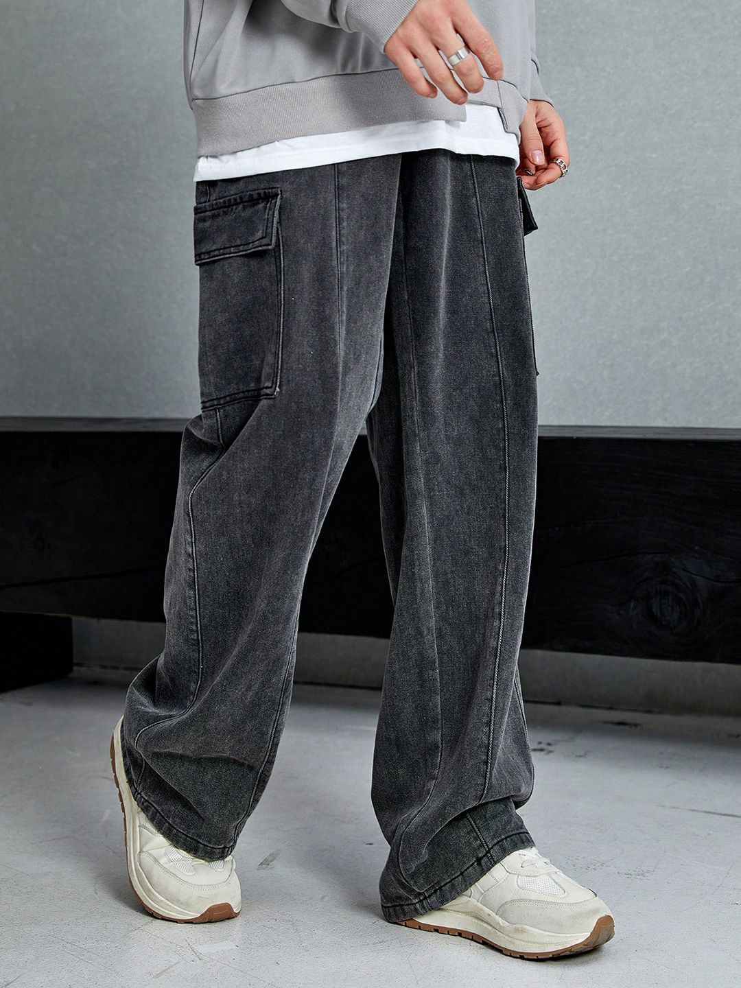 Men Relaxed Fit Mid-Rise Light Fade Clean Look Cargo Style Cotton Jeans