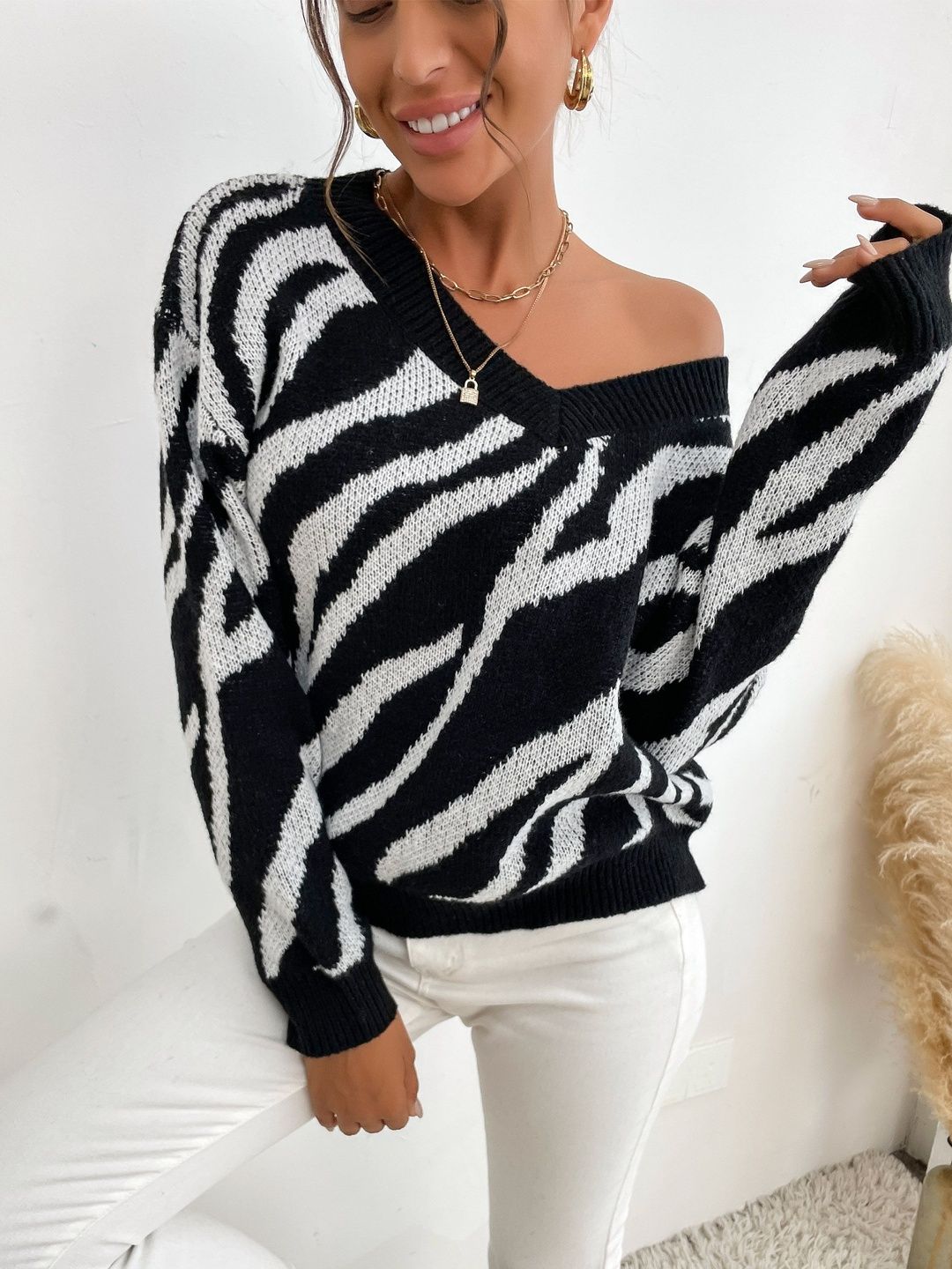 Women's Black Animal Printed Pullover Blend Regular Fit
