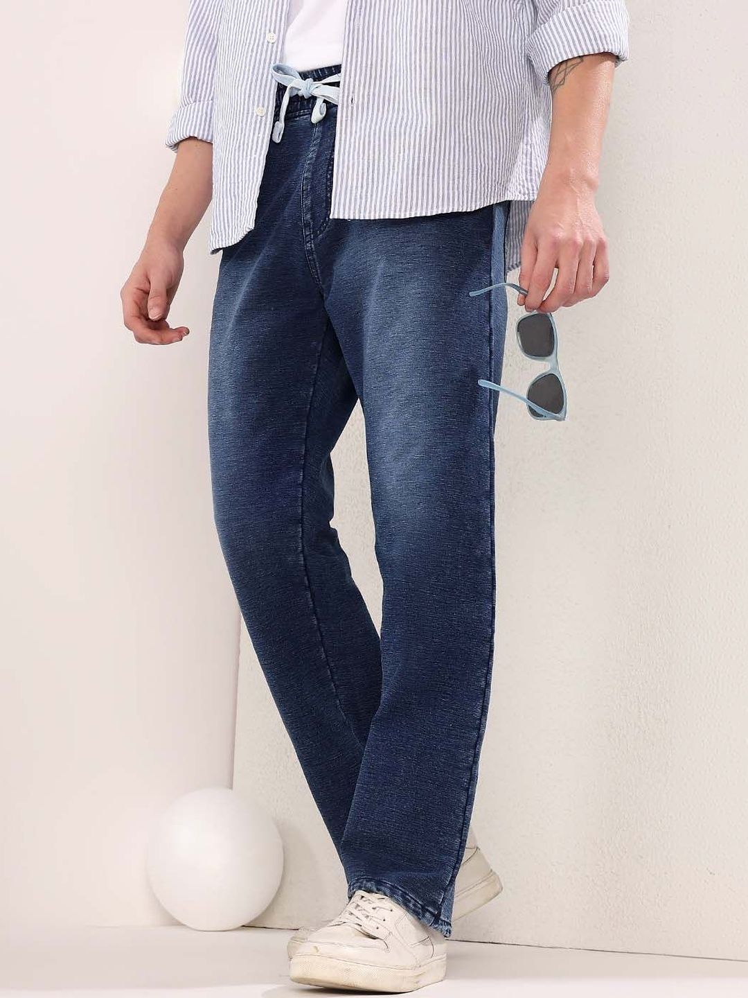Straight Fit Mid-Rise Light Fade Jeans in Blue cotton Style 995 - Nowi Korean Fashion