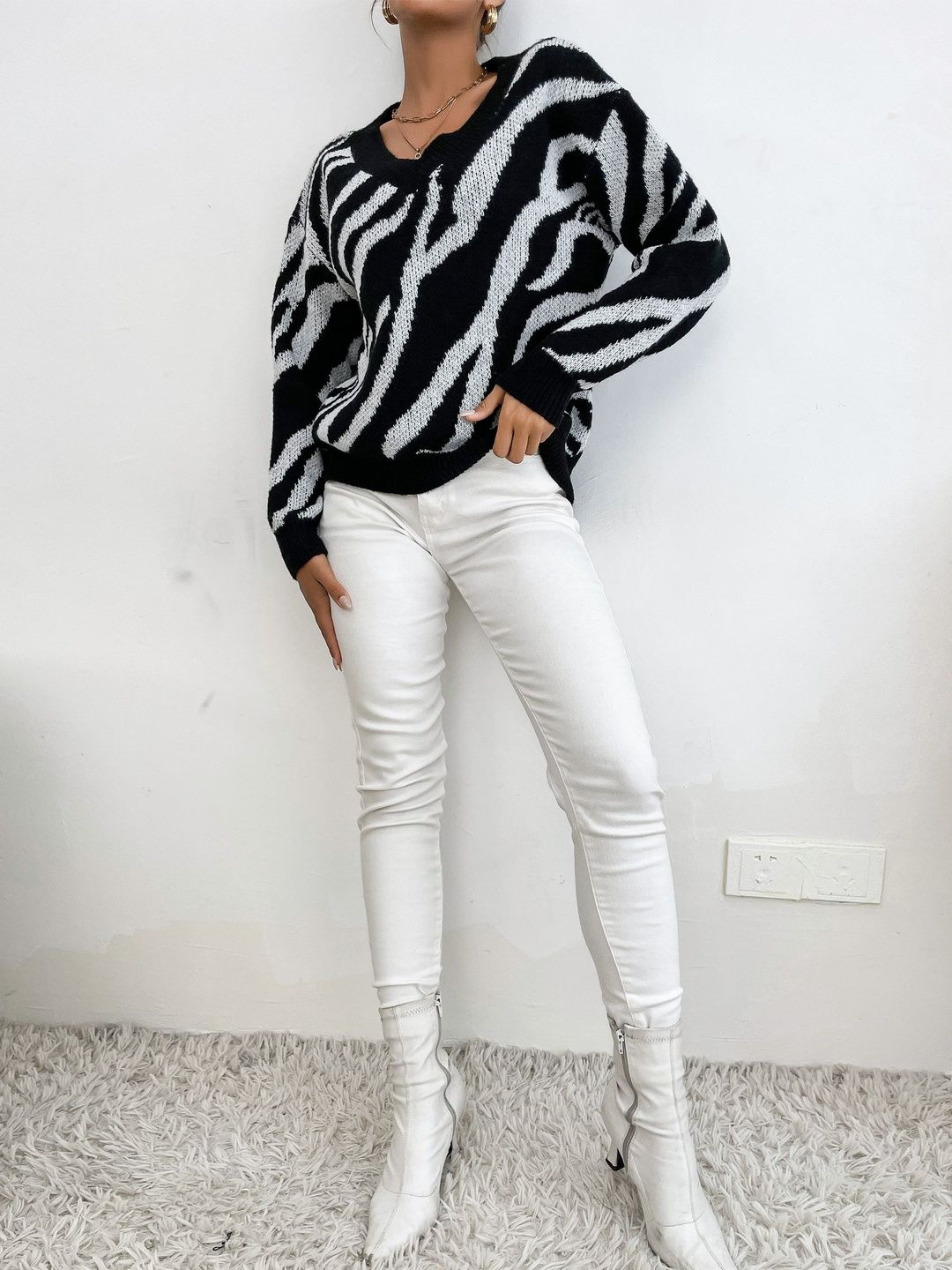 Women's Black Animal Printed Pullover Blend Regular Fit