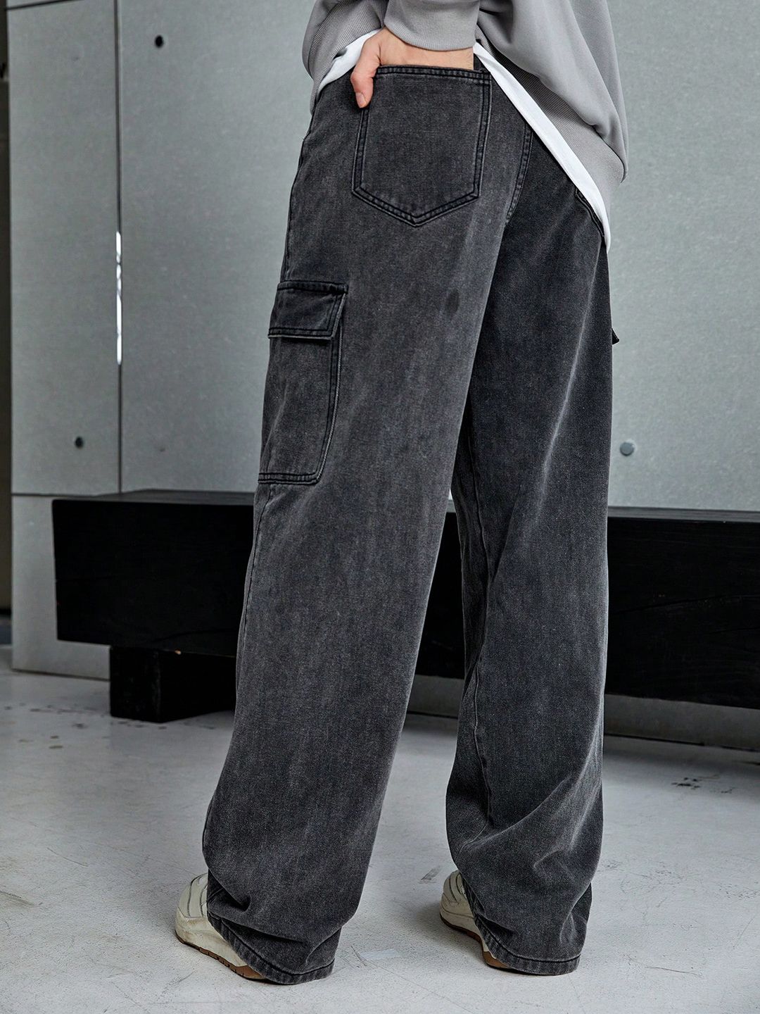 Men Relaxed Fit Mid-Rise Light Fade Clean Look Cargo Style Cotton Jeans