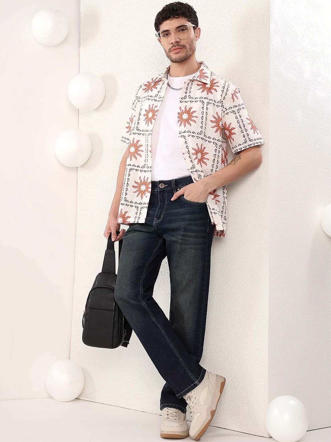 Men Straight Fit Mid-Rise Light Fade Jeans