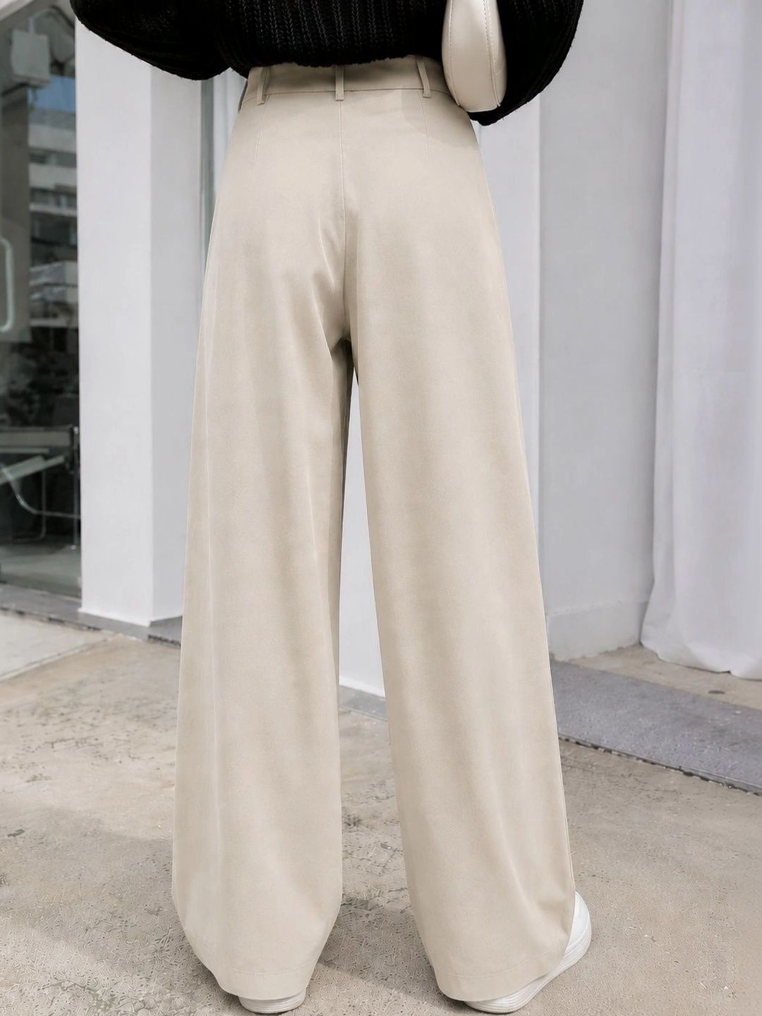 Women Relaxed Straight Leg Straight Fit High-Rise Pleated Trousers