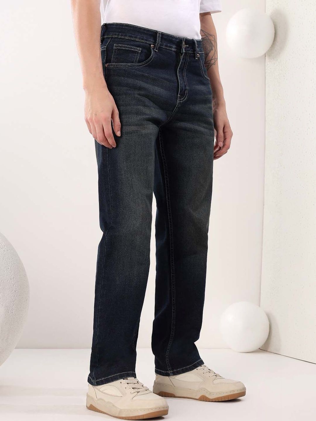 Men Straight Fit Mid-Rise Light Fade Jeans