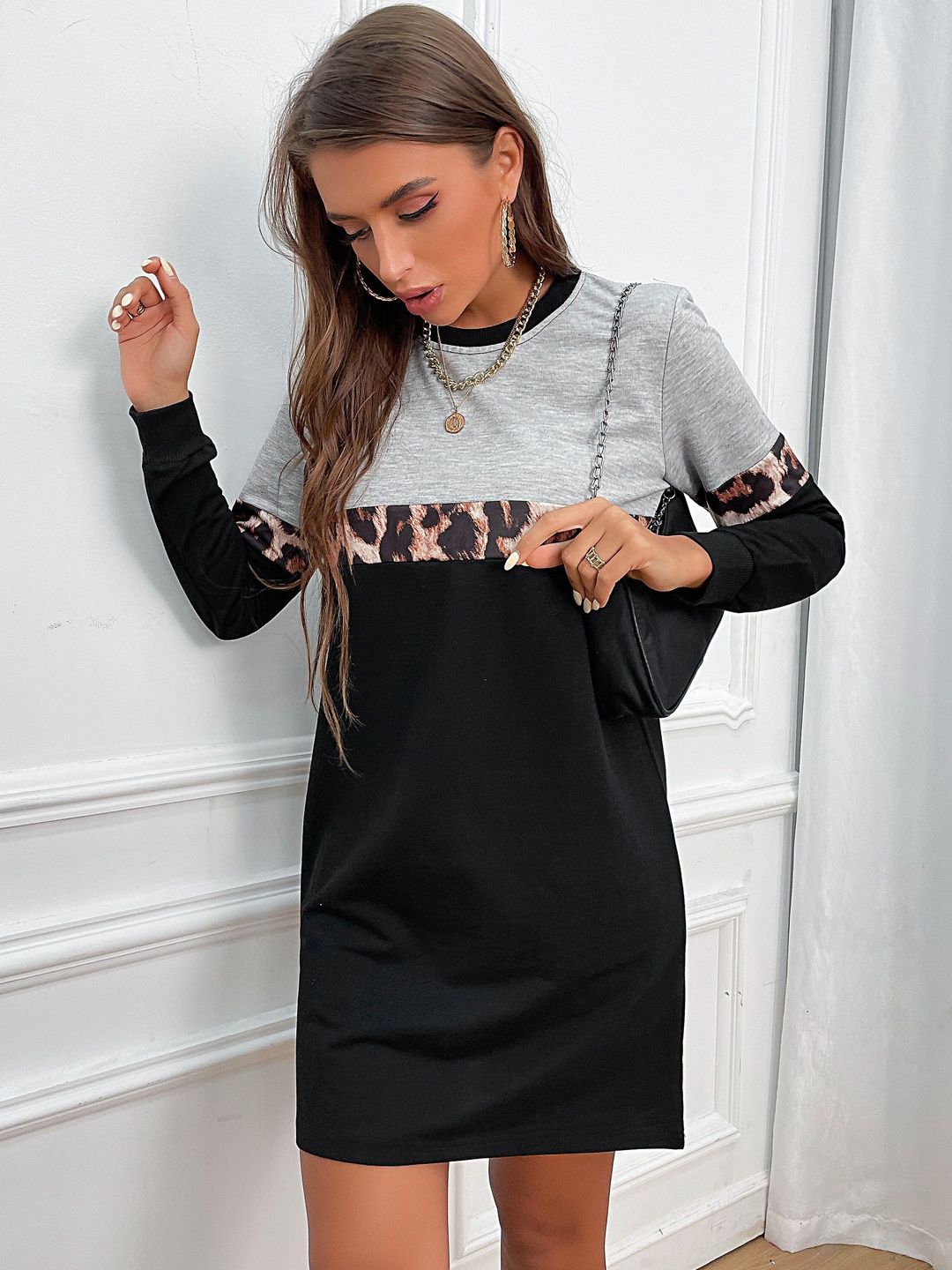 Colourblocked Sweatshirt in Black Cotton for Casual - Nowi Korean Fashion